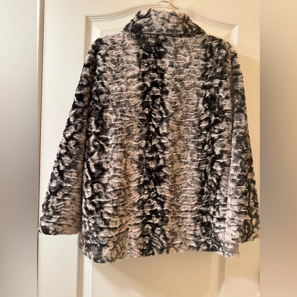 NWOT Monochrome Faux Fur Women’s Coat Size Small - Picture 4 of 9